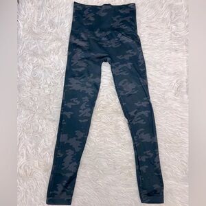 SPANX Look at Me Now Seamless LeggingsBlack Camo Size‎ Small Petite